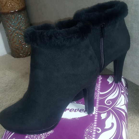 Black boots, size 8, suede material, fur around ankle made by Forever - Picture 2 of 10